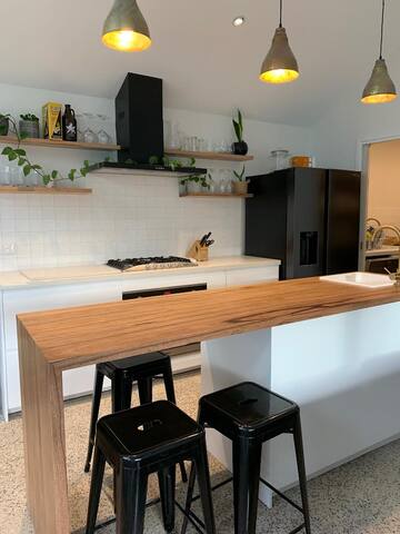 Charming 3 bed coastal home with outdoor living gallery image 3