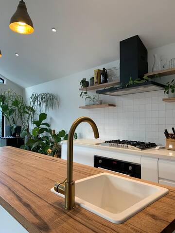 Charming 3 bed coastal home with outdoor living gallery image 4