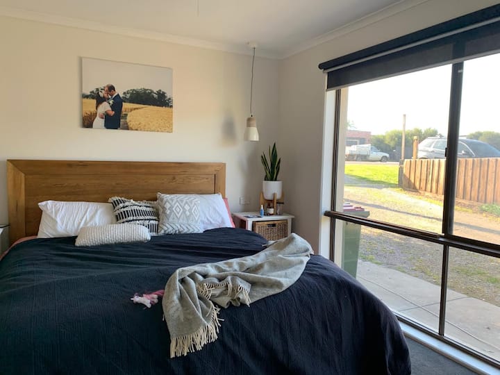 Glavna spavaća soba - bračni krevet (1,8x2)