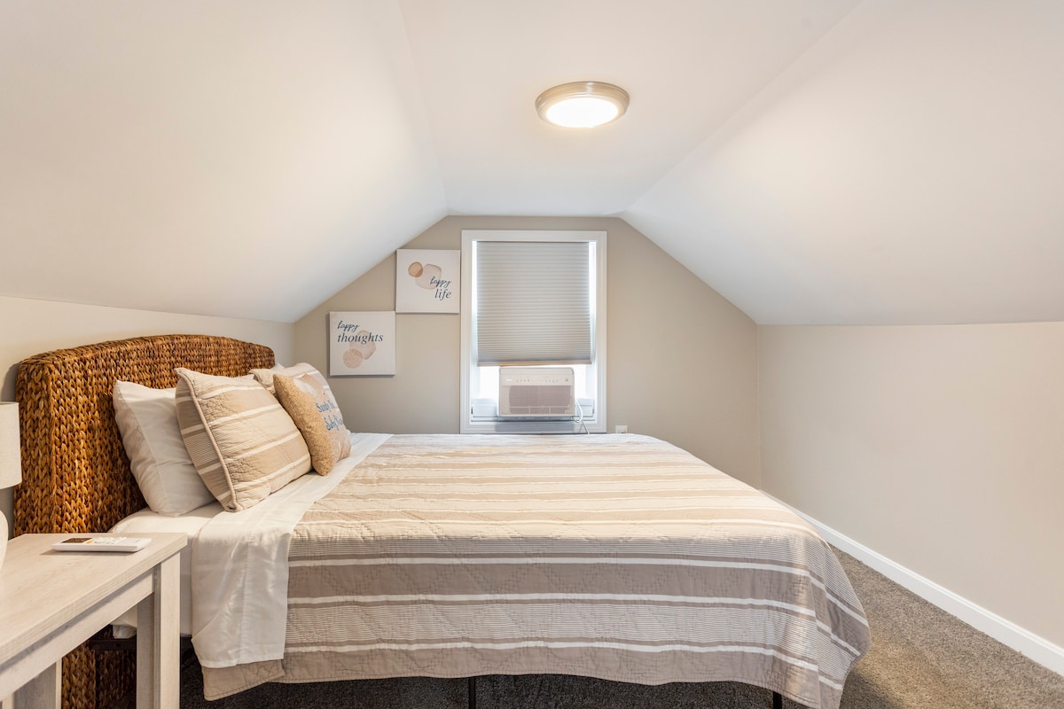 ชั้น 2 ห้องนอนชั้นบนเตียงควีนไซส์