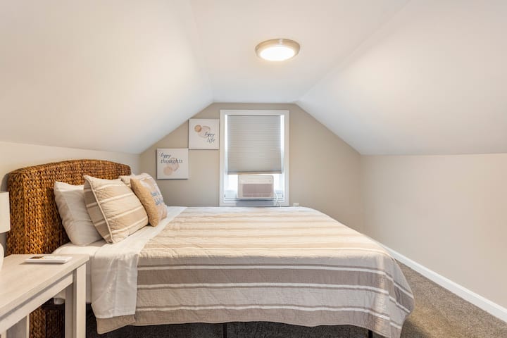 Segundo piso en el dormitorio de arriba, CAMA TAMAÑO QUEEN.
