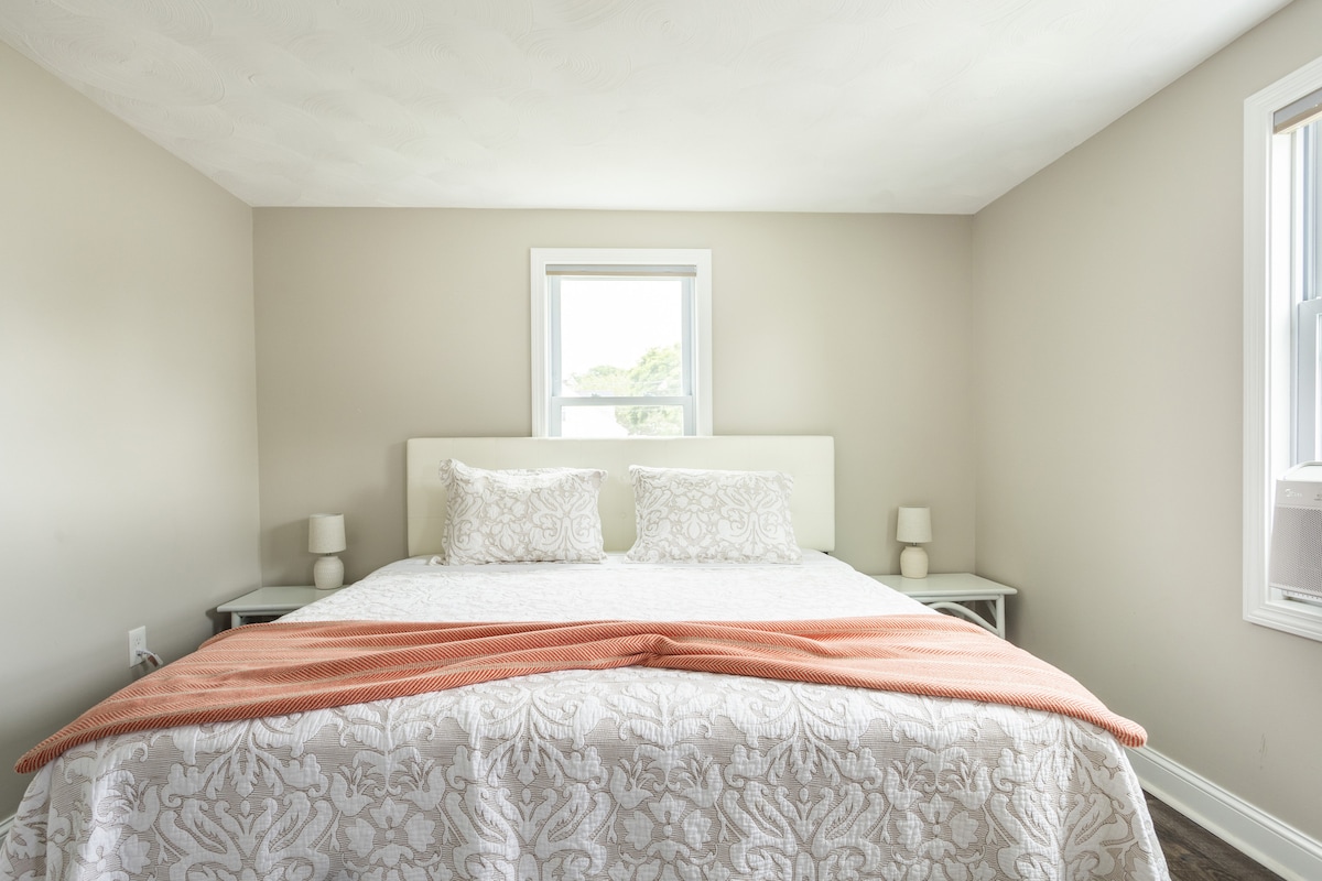 เตียงคิงไซส์ที่ชั้น 1 ตั้งอยู่ในห้องนอนหลัก