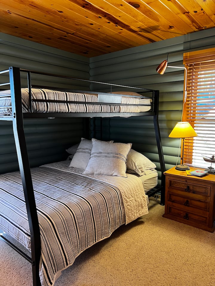 Chumba cha ghorofa 2. Chumba cha 'uvuvi'. 
Kamili juu ya kitanda cha bunk cha malkia. 