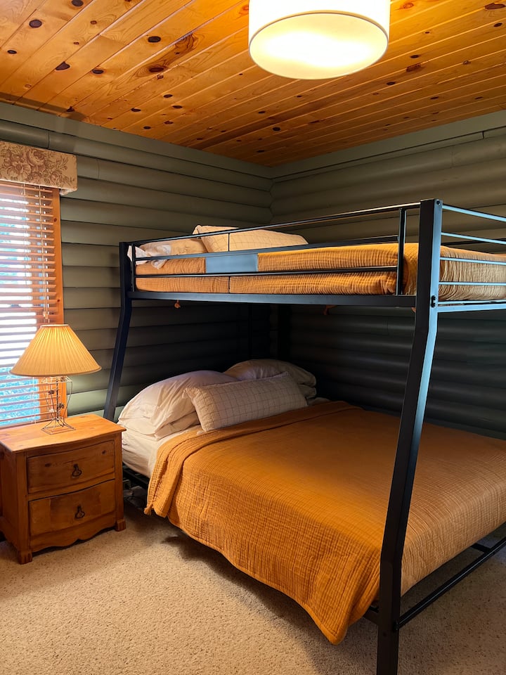 Chumba cha ghorofa 1. Chumba cha 'archery'. 
Kamili juu ya kitanda cha bunk cha malkia. 