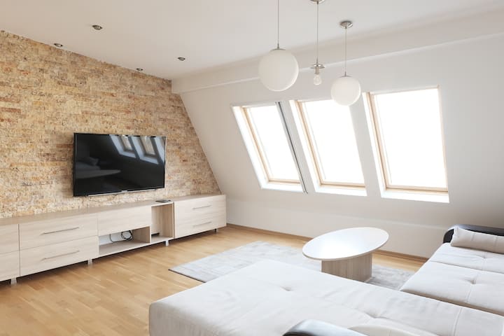Two Bedroom Apt. With Free Parking, Fast Wifi - Skopje