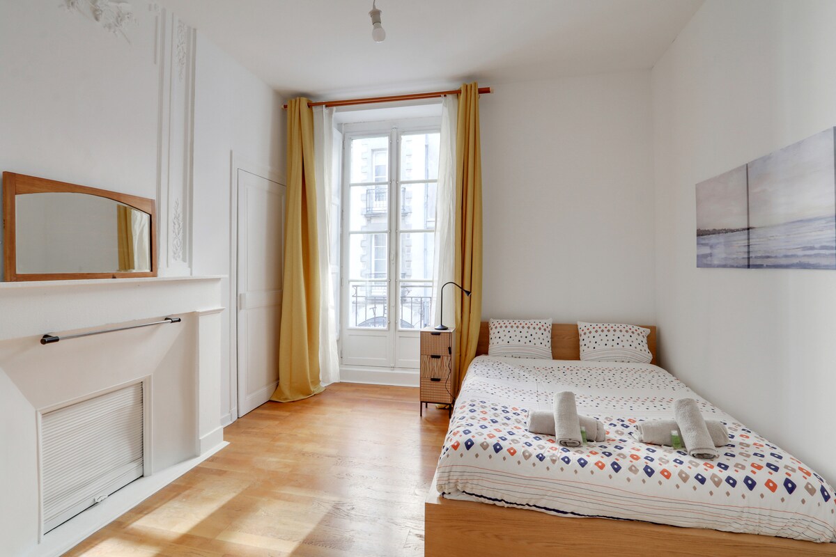 Druhá spálňa s manželskou posteľou je priestrannejšia