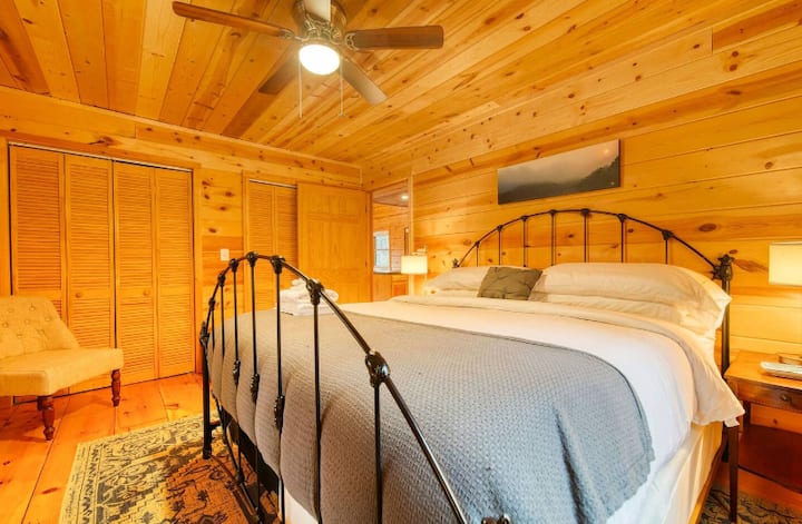 „Veľmi čistá chata sa nachádza v relaxačnej a odľahlej oblasti. Jej zrub bol ideálnym miestom na únik na víkend.„ -Amy (12. až 15. mája)