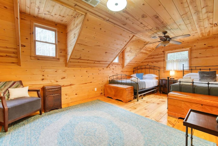 Dom bol čistý a priestranný. Zadná veranda bola krásnym miestom na posedenie a vychutnávanie si pokojných zvukov prírody. - Laura