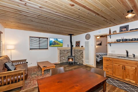 Mountain View Haven: Jacuzzi, A/C, & Fenced Yard