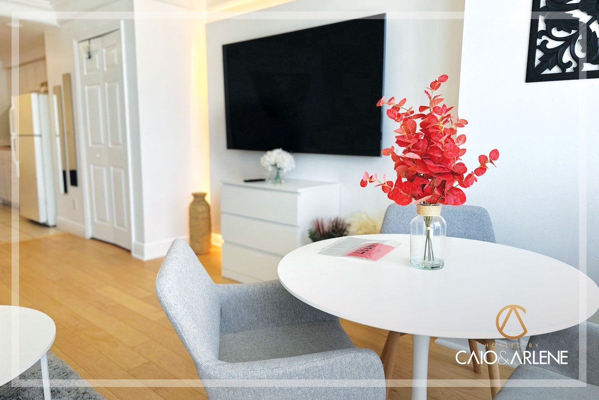 STUNNING OCEANVIEW, Beachfront, internet 70" TV