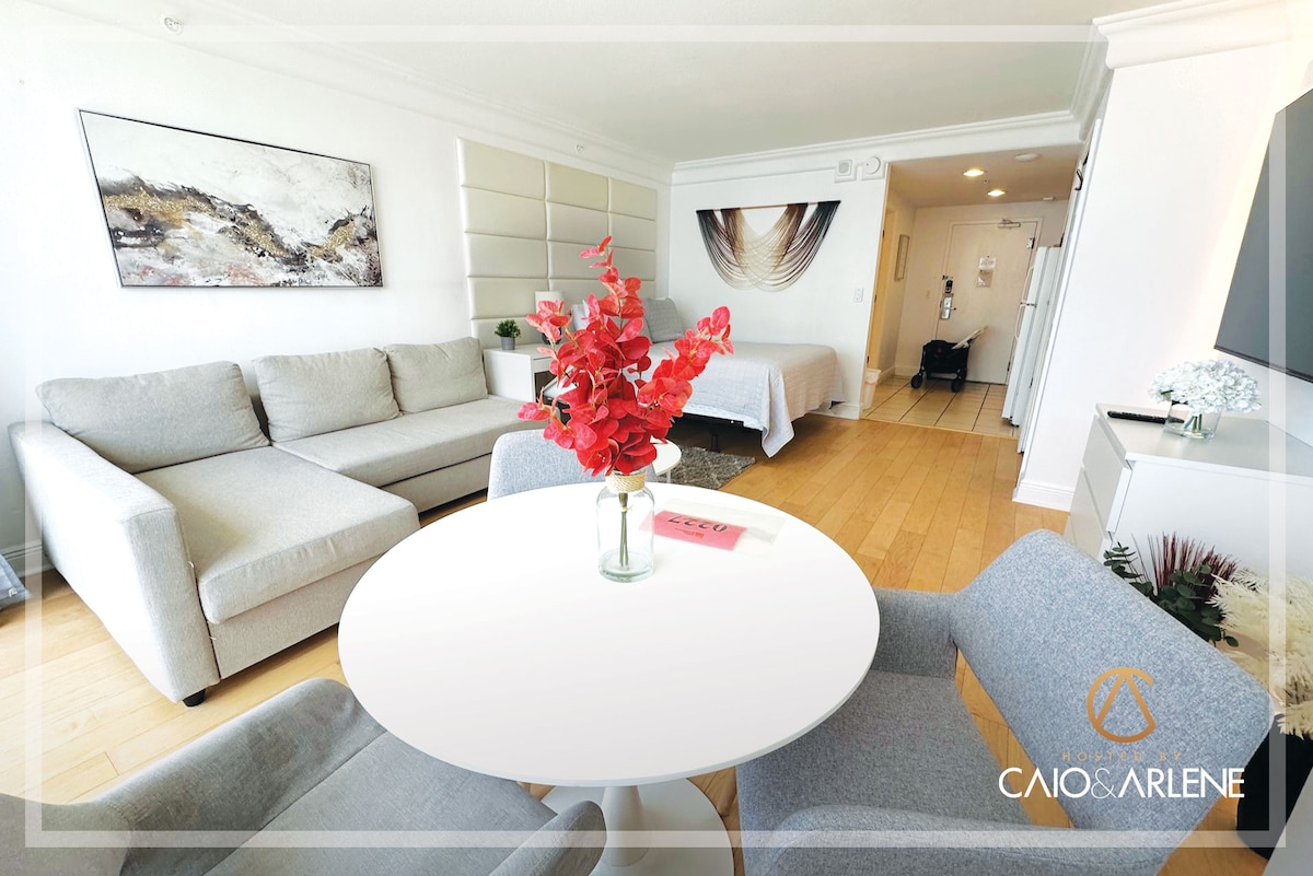 STUNNING OCEANVIEW, Beachfront, internet 70" TV