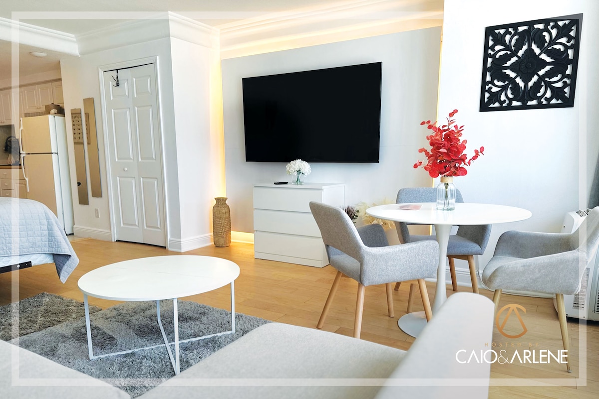 STUNNING OCEANVIEW, Beachfront, internet 70" TV