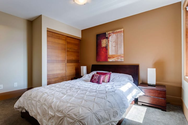 Segundo dormitorio, cama tamaño queen, entrada privada al baño completo del condominio.