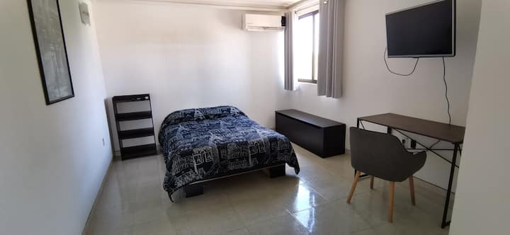 Dhoma e parë dytësore me ajër të kondicionuar e pajisur me një tavolinë pune