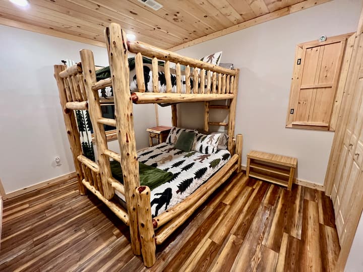 Spavaća soba u suterenu s bračnim krevetom.