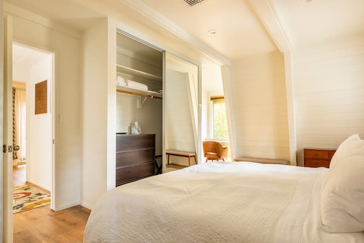 Кралска спалня с лично работно пространство с изглед към гората. Идеално място за отдих на писатели.