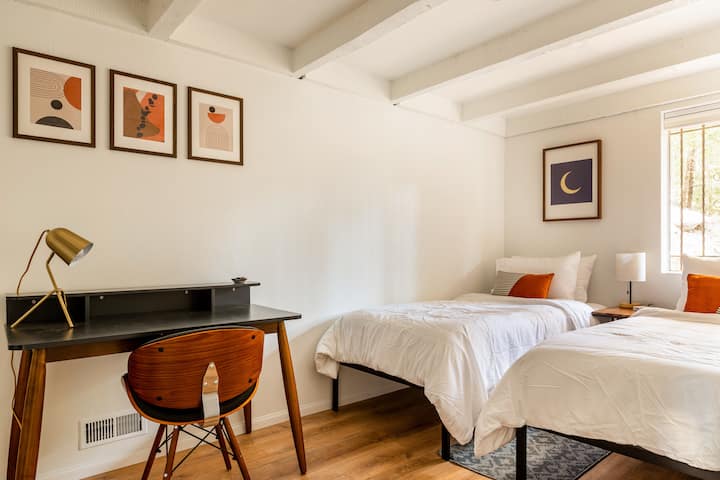 Самостоятелно работно пространство в долната част на спалнята