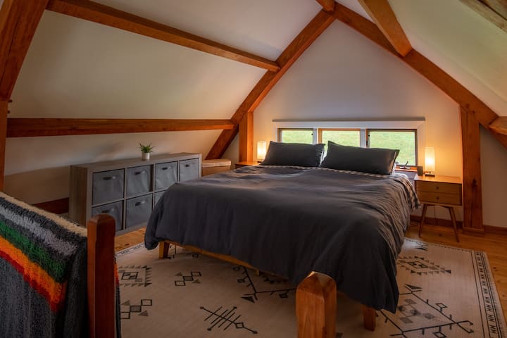 سرير بحجم كبير في الشقة العلوية.