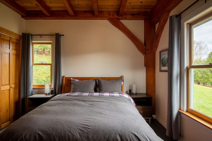 سرير بحجم كبير في غرفة النوم.