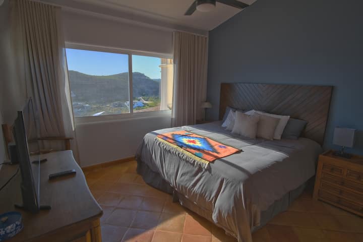 Dhoma e gjumit e vizitorëve një me një kokë të personalizuar dhe krevat dopio "king" krejt të ri.  
Çdo dhomë ka shumë hapësirë për ruajtje dhe pamje nga oqeani.