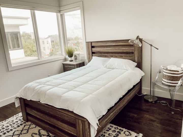 Bedroom 1 (third floor) - queen bed