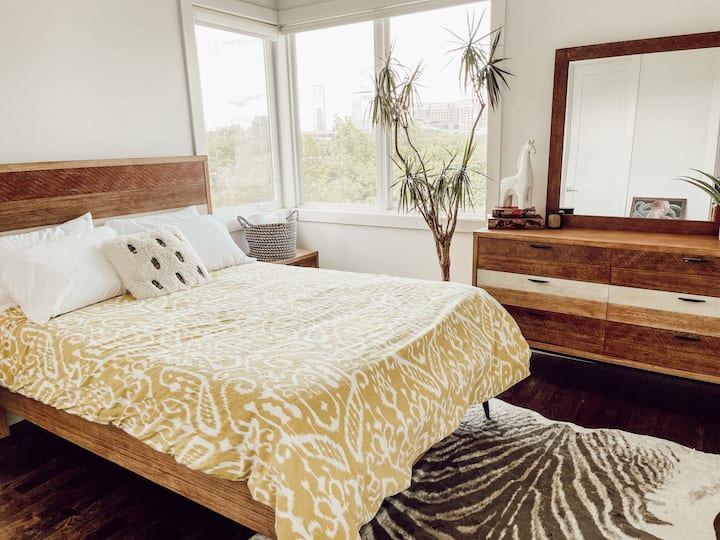 Bedroom 2 (third floor) - queen bed