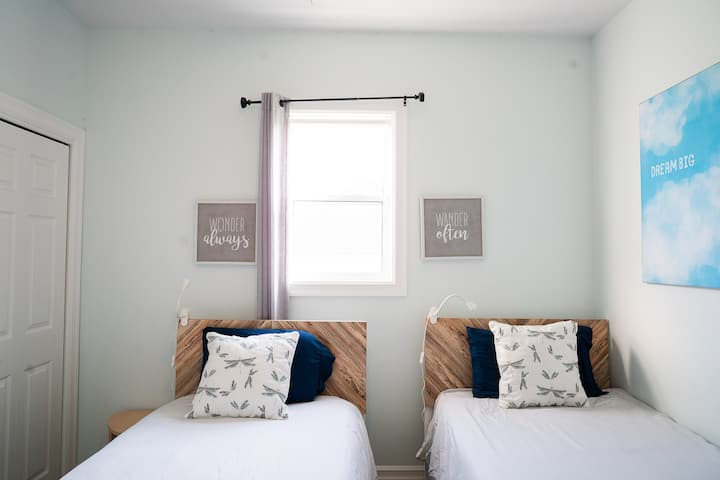 Bedroom 3 - 2 singles and seating area