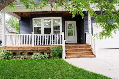 Stylish Family Cottage 5 bedroom-hot tub, fire pit
