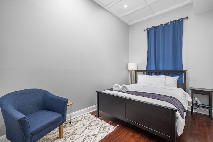 Segundo dormitorio: siéntete como en casa en el espacioso armario. Recarga las pilas para el día siguiente en este colchón tamaño queen de calidad hotelera con sábanas de primera calidad y un acogedor edredón. 