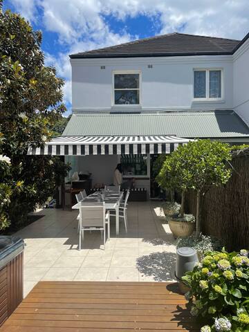 Sunny Rose Bay pad with spacious garden + Hot tub