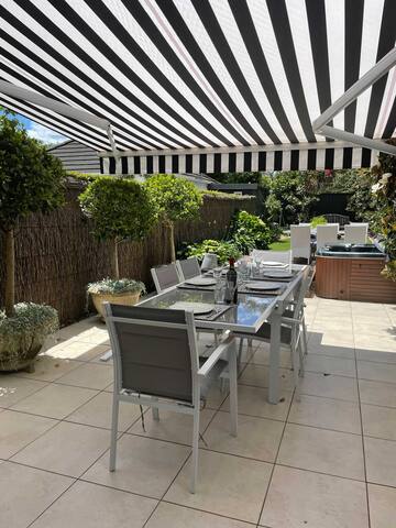 Sunny Rose Bay pad with spacious garden + Hot tub gallery image 5