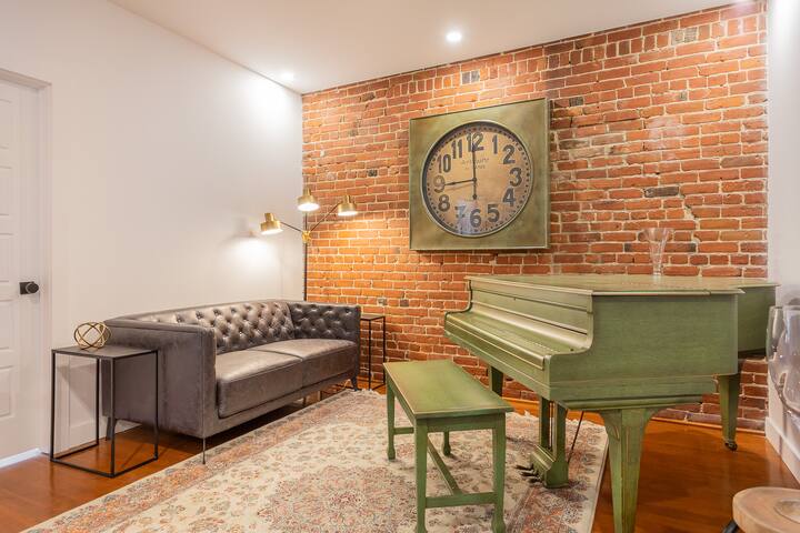 The Cottage – Spacious 6BR with Unique Terrace gallery image 2