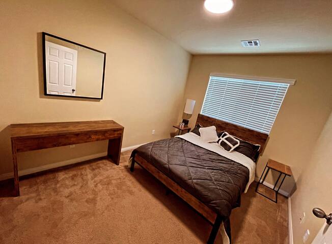 3 Stores Vacation Home With Free Parking gallery image 5