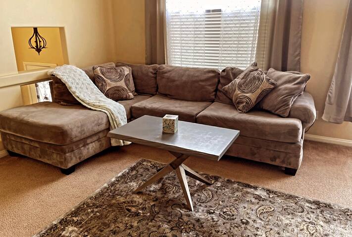 3 Stores Vacation Home With Free Parking gallery image 3