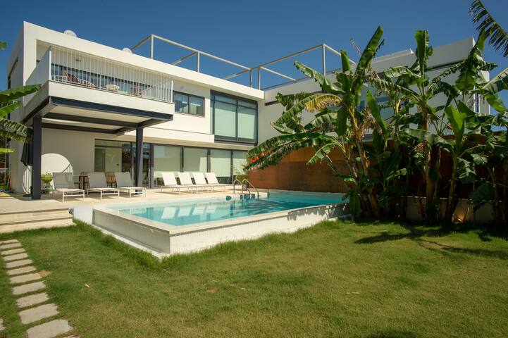 NRG Villa, Superior Design, 5′ on foot from beach! gallery image 3