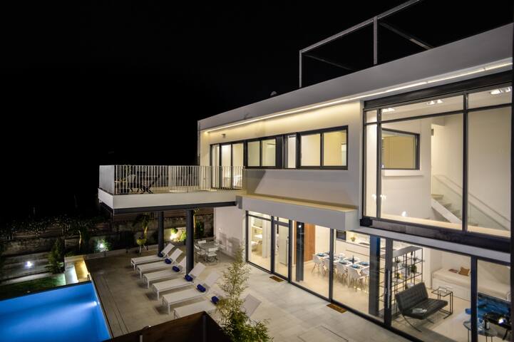 NRG Villa, Superior Design, 5′ on foot from beach! gallery image 4