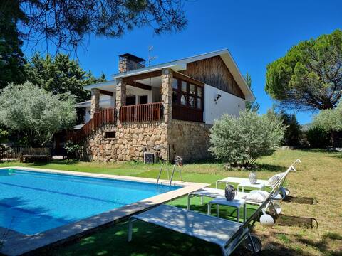 CASA EN NAVACERRADA WITH VIEWS OF THE SIERRA