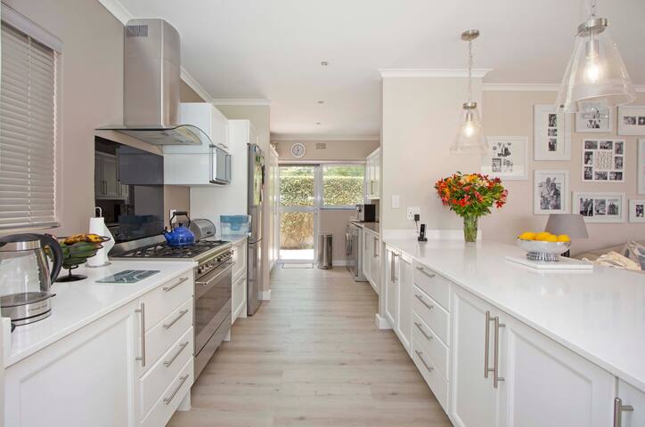 Constantia, Modern 4 Bedrooms with Solar System gallery image 5