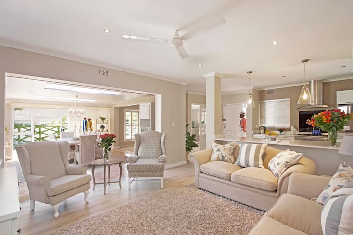 Constantia, Modern 4 Bedrooms with Solar System