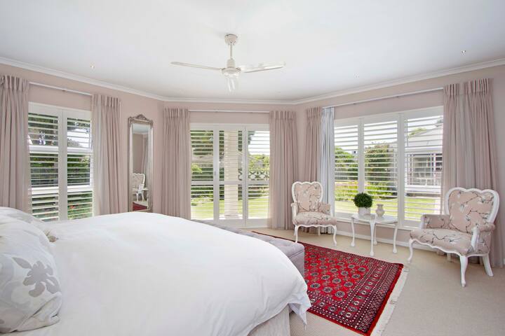 Constantia, Modern 4 Bedrooms with Solar System gallery image 2