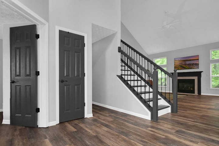 Spacious & Modern Home with everything you need! gallery image 3