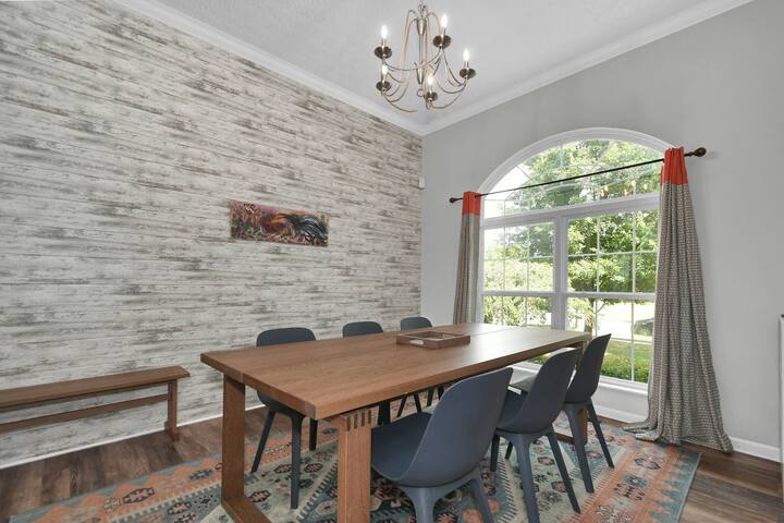 Spacious & Modern Home with everything you need! gallery image 5