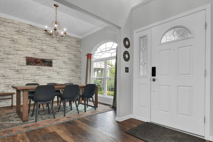 Spacious & Modern Home with everything you need! gallery image 4