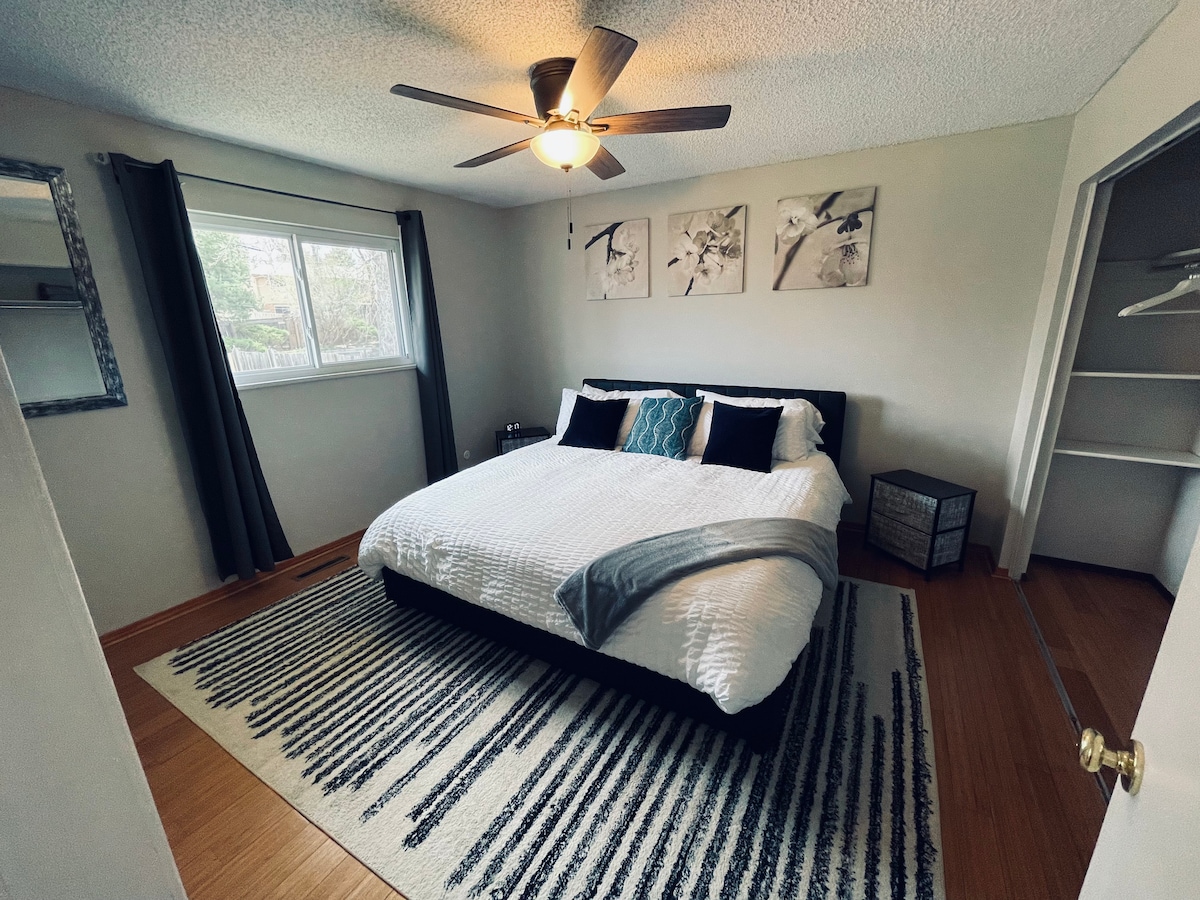 Dormitorio tamaño king en el piso superior. 