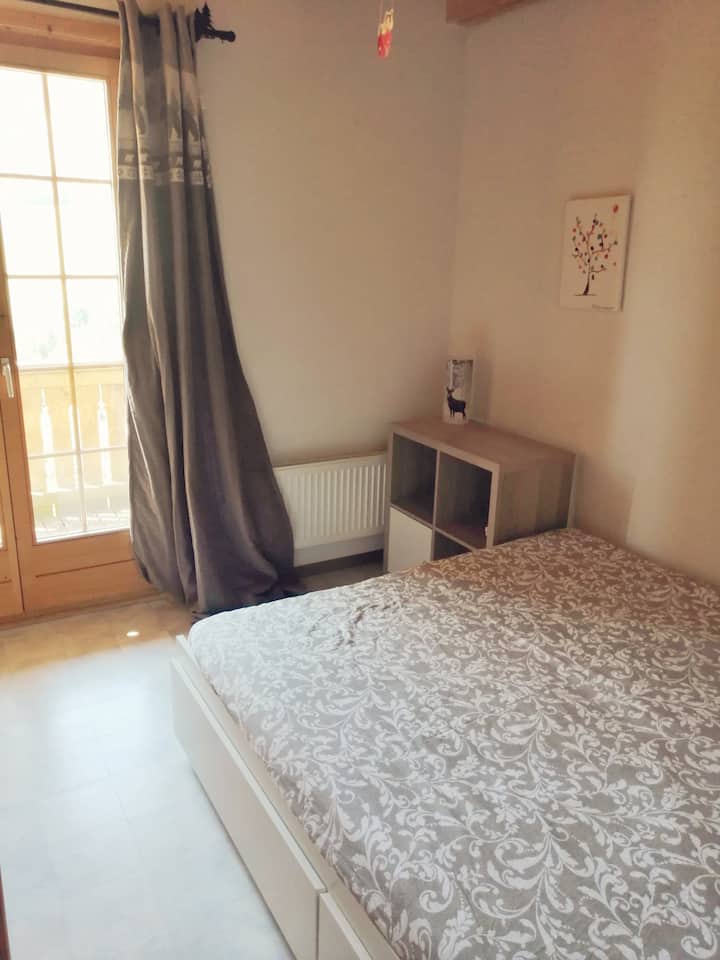 Spálňa Chloé, ktorá má tiež priamy prístup na balkón a ktorá môže byť vybavená jednolôžkom alebo dvojlôžkom. 