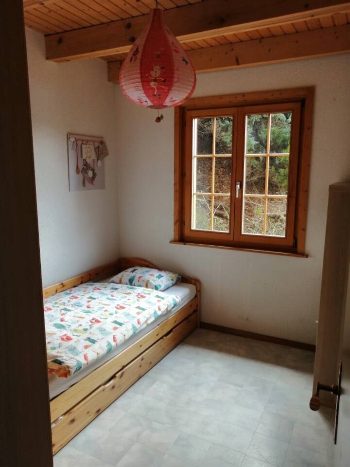 Annina izba, ktorá môže byť vybavená jednou alebo dvoma samostatnými lôžkami.
Podľa ich obrátenej dispozície (obývacia izba na poschodí) si naše izby v lete udržiavajú chlad. 