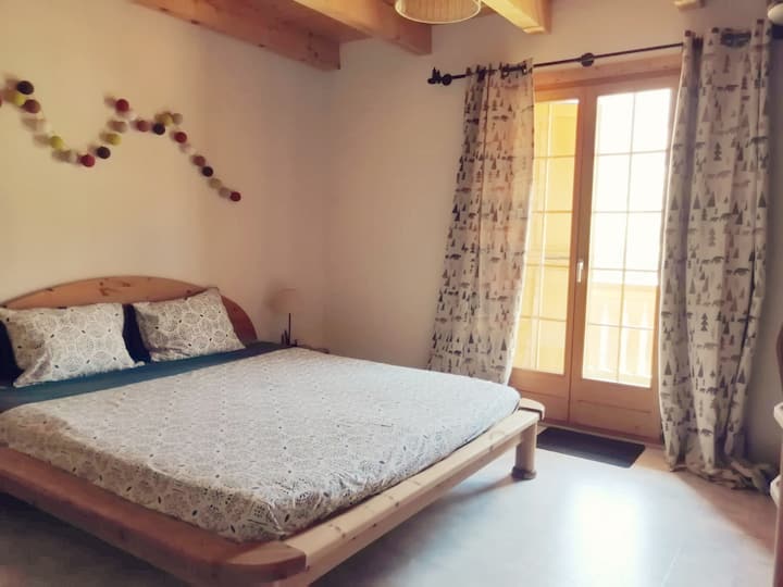 Hlavná spálňa s priamym prístupom na spodný balkón pre hladké prebudenie. 