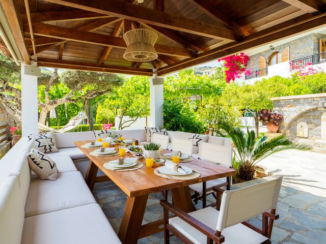 Villa 4 bedroom 50 m from sandy beach gallery image 3