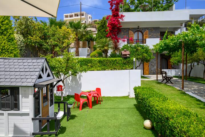 Villa 4 bedroom 50 m from sandy beach gallery image 5