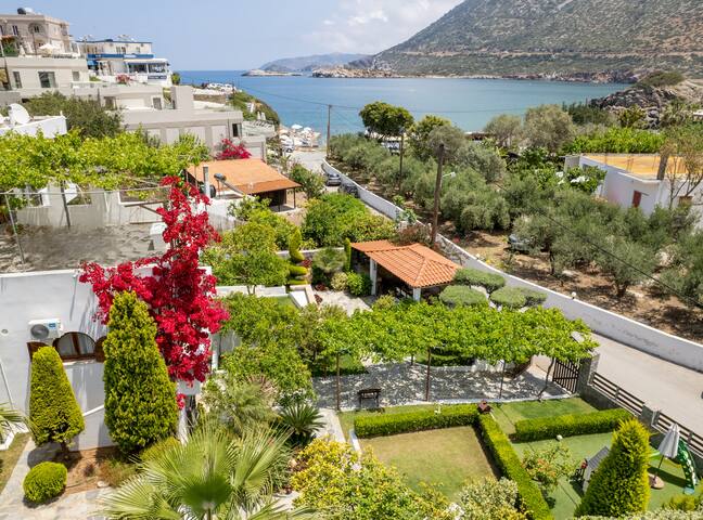 Villa 4 bedroom 50 m from sandy beach gallery image 2